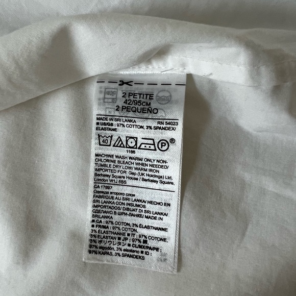 Banana Republic white button up blouse. small fringe detail on buttons. Size 2 - Picture 5 of 6